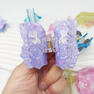 Graziosa clip per capelli a farfalla in acrilico lavanda con motivi a stelle