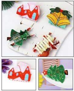 Nahaufnahme festlicher Weihnachts-Haarklammern mit Rentier-, Baum- und Glockendesigns
