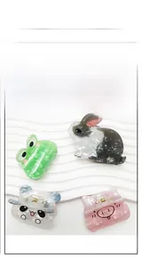 Lot de quatre pinces à cheveux en acrylique aux motifs animaux panda lapin grenouille et porc
