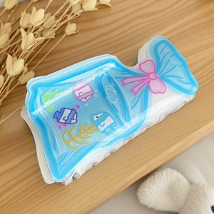 Pince à cheveux bleue motif océan avec nœud rose et motifs de poissons tropicaux