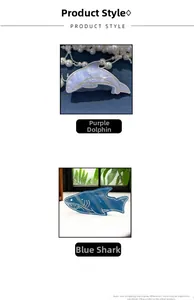 Dettaglio di fermacelli per capelli a delfino viola e squalo blu in acetato