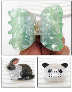 Détail de pinces à cheveux en acétate marbré aux formes de lapin, panda et rectangle