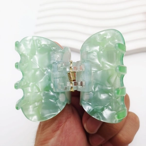 Pince à cheveux mignonne avec motif marbré vert et dents double face robustes