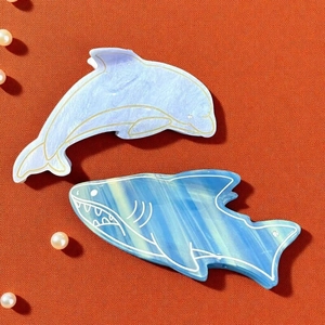 Set di fermagli per capelli a forma di balena e delfino con texture marmorizzata e strass