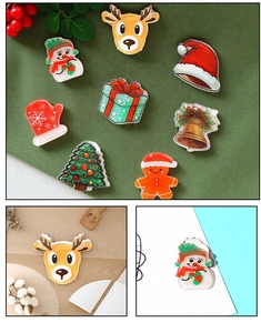Gros plan sur des pinces à cheveux de Noël en acrylique avec renne, bonhomme de neige
