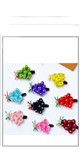 Détail de pinces à cheveux sapin de Noël tricotées en neuf couleurs avec perles