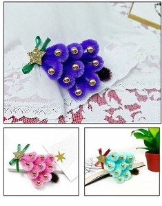 Vue détaillée de barrettes sapin de Noël en tricot coloré avec accents étoiles et perles