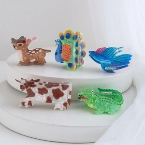 Set of 5 creative animal-shaped hair claws including deer and crocodile patterns