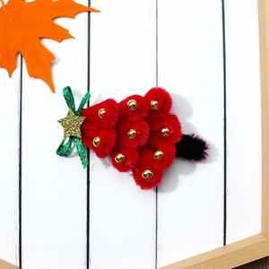 Pince à cheveux sapin de Noël avec pompons rouges, nœud vert et détail d'étoile dorée