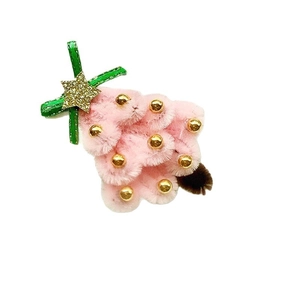 Pince à cheveux sapin de Noël en peluche rose avec étoiles dorées et décor festif