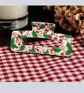 Détail de la pince à cheveux rectangulaire de Noël avec motifs de houx et de baies