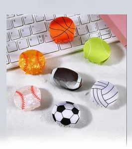Detailansicht von Sport-Haarklammern mit realistischen Balltexturen und Nähten