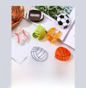 Detailansicht verschiedener Sportball-Haarklammern mit Fußball- und Tennismotiven