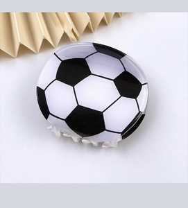 Haarklammer mit Fußballmuster in glänzendem Schwarz-Weiß-Design im Detail
