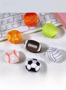 Detailansicht von sechs sportlichen Haarklammern mit Basketball- und Fußball-Designs
