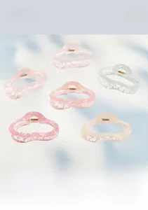 Detail von 6 bunten Acryl-Haarklammern mit schillerndem Finish und Wellendesign