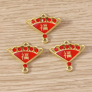 Tre ciondoli a ventaglio in stile cinese con smalto rosso, carattere Fu e piccoli strass