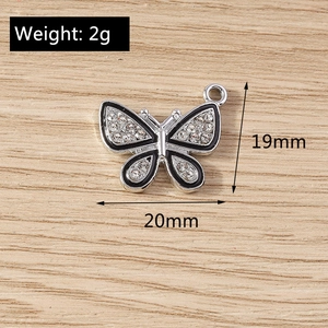 Vue macro du pendentif papillon de 20mm avec strass pour la création de bijoux DIY