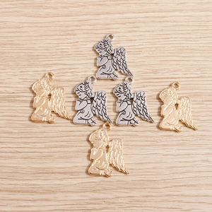 Dettaglio di ciondoli angelo vintage in oro e argento per accessori gioielli DIY