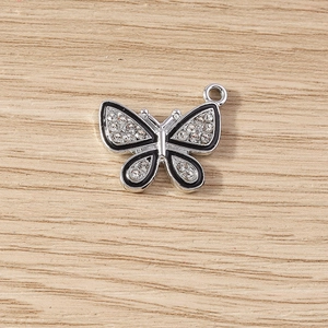 Détail du pendentif papillon avec ailes en émail noir et strass brillants incrustés