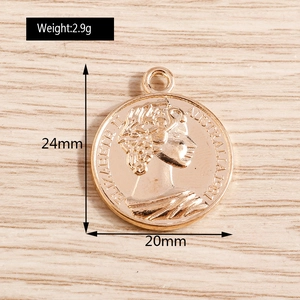 Pendentif pièce romaine dorée pour bijoux DIY avec design en relief Elizabeth II