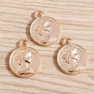Détail macro de pendentifs pièces de monnaie en or clair avec relief Elizabeth II