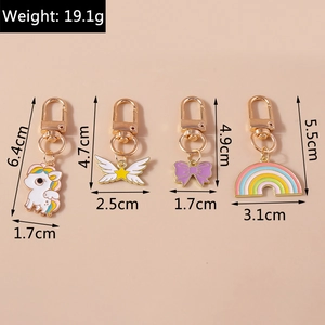 Détails de porte-clés en émail avec motifs de licorne, arc-en-ciel et étoiles dorés
