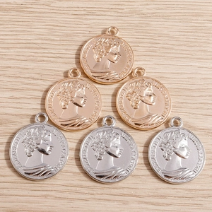 Détails des pendentifs en forme de pièces de monnaie avec relief d'Élisabeth II