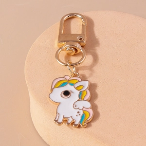 Vue détaillée du porte-clés licorne blanche avec ailes en émail coloré et fermoir doré
