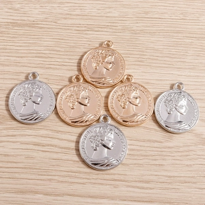 Détail des pendentifs bijoux en forme de pièce de monnaie en or, argent et or rose
