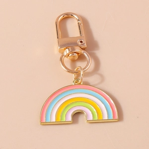 Vue détaillée d'un porte-clés arc-en-ciel coloré avec fermoir doré et finition goutte d'huile