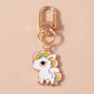Détail d'un porte-clés licorne en émail blanc avec crinière colorée et fermoir mousqueton doré