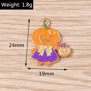 Detailansicht des Halloween Kürbis Mädchen Anhängers mit Maßen von 24 mm x 19 mm