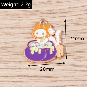 Makroaufnahme Halloween Katzen Hexe Anhänger mit Größe 20x24mm und Gewicht von 2,2g