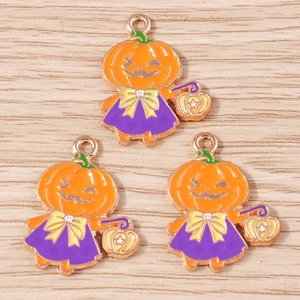 Detailansicht von Kürbis-Mädchen-Anhängern aus Emaille für DIY-Halloween-Schmuck