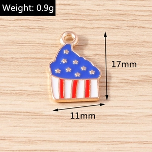 Detailed view of cupcake pendant with US flag enamel, size 17mm by 11mm and 0.9g weight