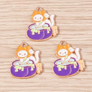 Detail von Halloween Katzenanhängern mit weißem Kätzchen und orangefarbenem Kürbis