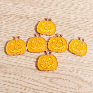 Detail von 6 orangefarbenen Halloween-Kürbis-Anhängern mit Goldrand für DIY-Schmuck