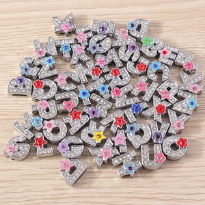 Colgantes de letras en aleación de zinc para pulseras con estrellas y flores de esmalte