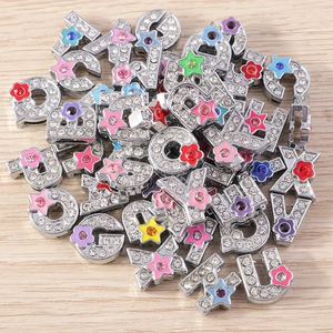 Colgantes de letras A-Z plateados con flores de esmalte para creación de joyería