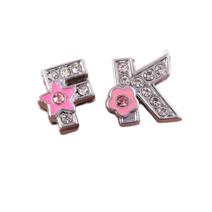 Colgantes de letras plateadas con diamantes de imitación y dijes de esmalte rosa