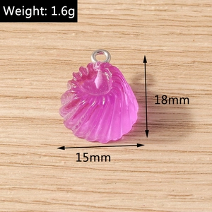 Détail du pendentif en résine coquillage violet avec anneau argenté, 18mm par 15mm