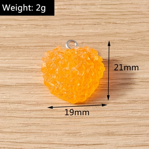Détail macro du pendentif cœur orange avec dimensions et poids pour bijoux DIY