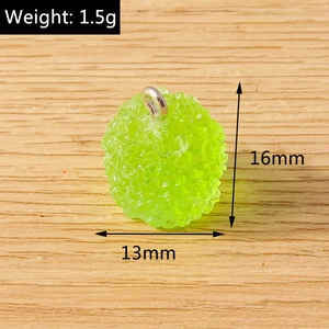 Vue macro d'un pendentif en résine vert clair avec anneau argenté pour bijoux DIY