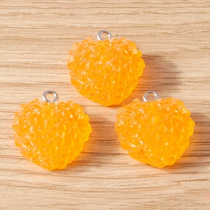 Vue détaillée de breloques cœur orange texturées avec boucles en métal argenté pour DIY bijoux