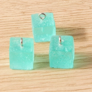 Macro de breloques cubes en résine translucide vert menthe avec anneaux en métal argenté