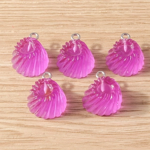Vue détaillée de 5 breloques nautiles en résine violette translucide pour bijoux DIY