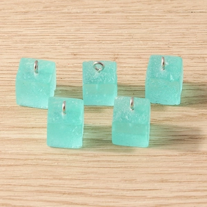 Ensemble de pendentifs cubes en résine bleu clair translucide avec anneaux argentés