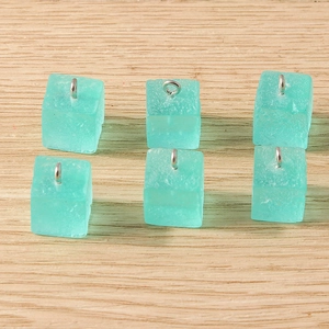 Macro de 6 breloques cubes en résine givrée vert menthe avec anneaux argentés