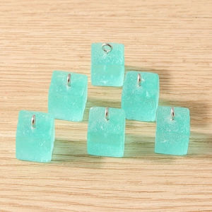 Lot de breloques cubes bleus en résine avec attaches argentées pour bijoux DIY créatifs